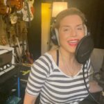 Jeanette Biedermann Instagram - Berlin ist Grau in grau zum Wochenanfang 😂! Wie ist es bei euch? Ich wünsche euch eine tolle neue Woche! Mit hoffentlich lieben Menschen um euch herum und schöner Musik auf den Ohren.. Mein neuer Song „Sing!“ ist draußen! Schon gehört? Link ist in meiner Bio ..#😍 #jeanettebiedermann #musik #neuemusik #neuersong #sing #wärme #liebe #❤️