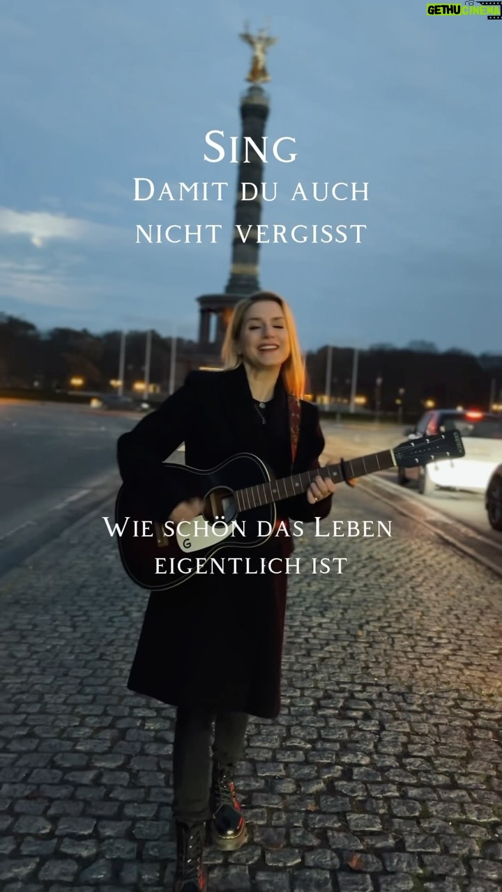 Jeanette Biedermann Instagram - „Der beste Solist ist derjenige, der Liebe und Frieden für den Moment in den Raum bringt, in dem er spielt“ Ich wünsche euch ein zauberhaftes Wochenende! #jeanettebiedermann #musik #neuemusik #sing #❤️