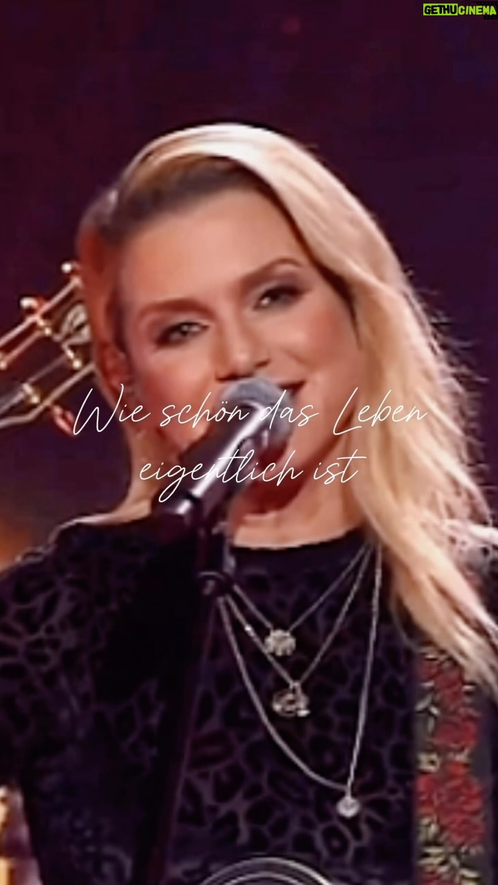 Jeanette Biedermann Instagram - Neulich in Leipzig! #🤩 „Musik ist die älteste und schönste Sprache der Welt“ #🎶 Ich wünsche euch eine wunderschöne und zauberhafte Vor-Weihnachtszeit! #jeanettebiedermann #musik #neuemusik #neuersong #sing #🎤🎤