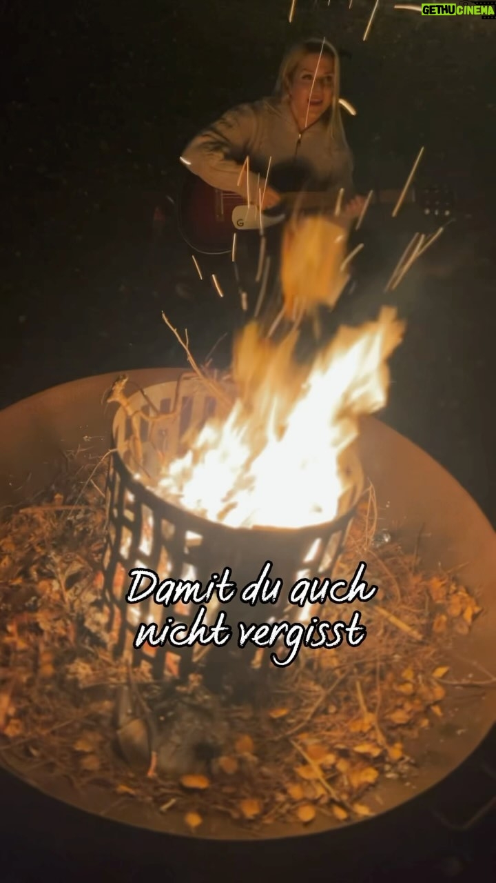 Jeanette Biedermann Instagram - Na, schon Pläne für Silvester? Bei uns wird es tatsächlich eine nette Runde an diesem Feuer werden. #🤗 #jeanettebiedermann #musik #neueslied #sing #🔥