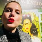 Jeanette Biedermann Instagram – I am my own muse,
I am the subject I know best.
The subject I want to know better.
Frida Kahlo
Eine wunderschöne Ausstellung gerade in Berlin! @fridakahlo #🌸
Ich schicke euch, liebe Grüße in die neue Woche! #💝 Wie geht es euch? Mir geht es gut, ich arbeite fleißig an neuer Musik. Anfang Dezember gibt es einen neuen Song von mir. Die Vorfreude steigt! #💗
#jeanettebiedermann #musik #neuemusik #neuersong #dezember #liebe #frieden #hoffnung #zusammenhalt #zusammenmusikerleben #wärmeverteilung #kaltejahreszeit #musikistliebe #musikistwärme #imherzen #❤️