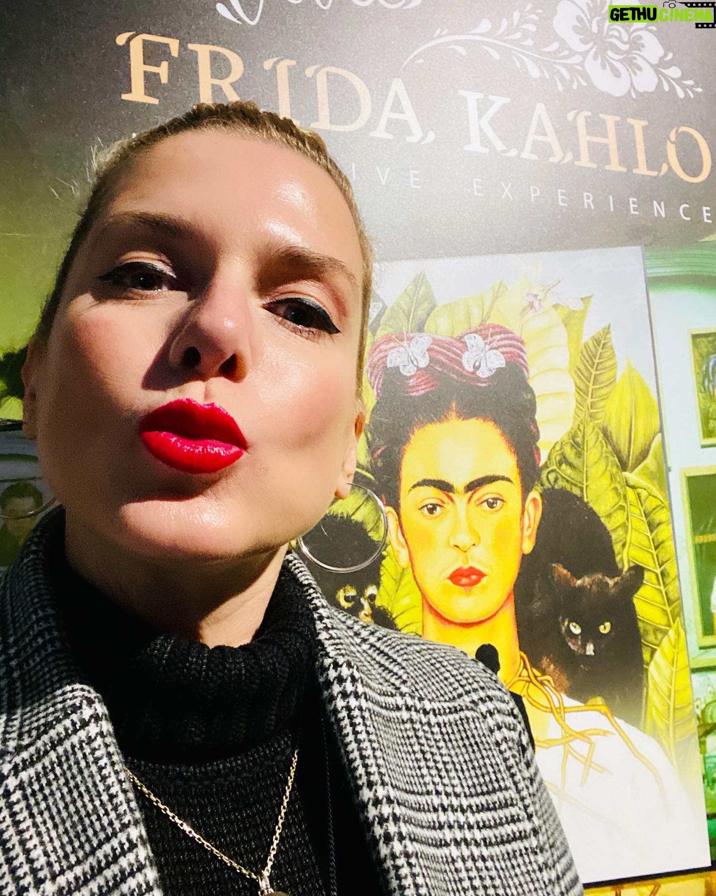 Jeanette Biedermann Instagram - I am my own muse, I am the subject I know best. The subject I want to know better. Frida Kahlo Eine wunderschöne Ausstellung gerade in Berlin! @fridakahlo #🌸 Ich schicke euch, liebe Grüße in die neue Woche! #💝 Wie geht es euch? Mir geht es gut, ich arbeite fleißig an neuer Musik. Anfang Dezember gibt es einen neuen Song von mir. Die Vorfreude steigt! #💗 #jeanettebiedermann #musik #neuemusik #neuersong #dezember #liebe #frieden #hoffnung #zusammenhalt #zusammenmusikerleben #wärmeverteilung #kaltejahreszeit #musikistliebe #musikistwärme #imherzen #❤️
