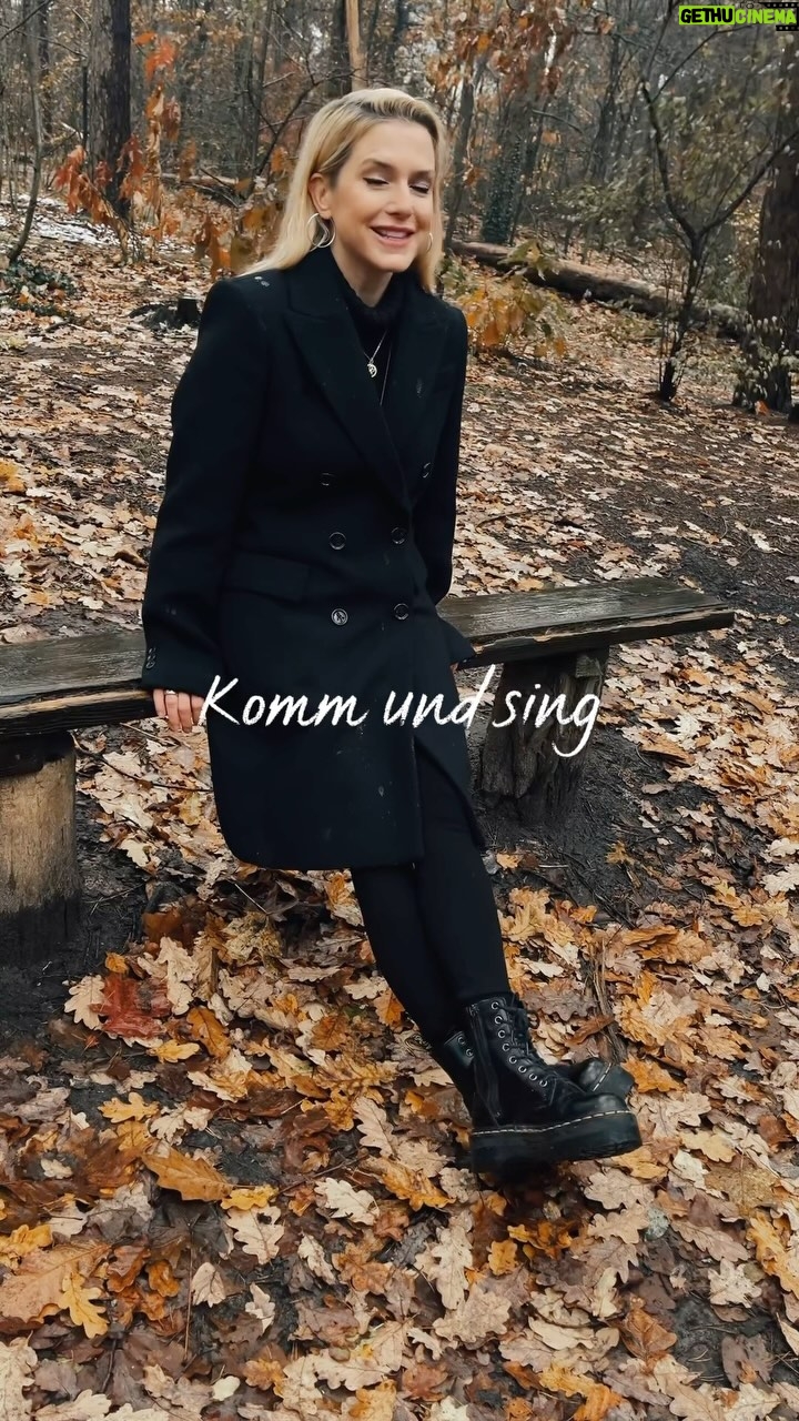 Jeanette Biedermann Instagram - Grüße aus dem Wald! #🌳 Ja, tatsächlich sind meine Eltern mit mir, als ich noch klein war manchmal in den Wald gefahren, damit ich mal richtig laut und frei heraus singen konnte. Denn in unserer Mietwohnung, wenn ich da richtig losgelegt habe, haben die Nachbarn an die Heizungsrohre geklopft. #😂 Ich wünsche euch einen super Start in die neue Woche! #jeanettebiedermann #musik #neuersong #sing