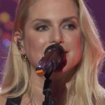 Jeanette Biedermann Instagram - „Your Song’s“ ist ab jetzt in der ARD – Mediathek! Ihr Lieben, es ist unfassbar, schön gewesen diese Show ein zweites Mal als Gastgeber gemeinsam mit meinem Kollegen @gregormeyle gemacht haben zu dürfen. Und natürlich hab ich auch in dieser Sendung „Sing!“ gesungen und es gibt noch viele weitere musikalische Überraschungen. Es ist einer der schönsten Musik-Shows im deutschen Fernsehen. Alles live mit Orchester! Und was haben wir für traumhafte Gäste gehabt: @takethat @rokeating @anastaciamusic @wincentweiss @adeltawil @zoewees @wandamusik Und dazu noch eine unglaubliche Band: @jorgweisselberg @_fabian.richter_ @alexhoeffken @luvleestudio @mv_markusvollmer @jakobnebel @jemmaendersby @jennifferkae Vielen Dank, an euch alle. Es war wieder eine gigantisch, schöne Zeit mit euch! Da steckt so viel Herzblut, Arbeit und Liebe drin. Ich wünsche euch nun ganz viel Spaß bei „Your Songs“. Schaut fleißig, damit wir nächstes Jahr wiederkommen. In der @ardmediathek ! #jeanettebiedermann #musik #tv #tvshow #neuemusik #neuersong #yoursongs #❤️
