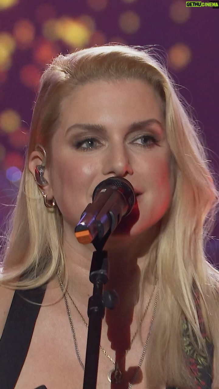 Jeanette Biedermann Instagram - „Your Song’s“ ist ab jetzt in der ARD – Mediathek! Ihr Lieben, es ist unfassbar, schön gewesen diese Show ein zweites Mal als Gastgeber gemeinsam mit meinem Kollegen @gregormeyle gemacht haben zu dürfen. Und natürlich hab ich auch in dieser Sendung „Sing!“ gesungen und es gibt noch viele weitere musikalische Überraschungen. Es ist einer der schönsten Musik-Shows im deutschen Fernsehen. Alles live mit Orchester! Und was haben wir für traumhafte Gäste gehabt: @takethat @rokeating @anastaciamusic @wincentweiss @adeltawil @zoewees @wandamusik Und dazu noch eine unglaubliche Band: @jorgweisselberg @_fabian.richter_ @alexhoeffken @luvleestudio @mv_markusvollmer @jakobnebel @jemmaendersby @jennifferkae Vielen Dank, an euch alle. Es war wieder eine gigantisch, schöne Zeit mit euch! Da steckt so viel Herzblut, Arbeit und Liebe drin. Ich wünsche euch nun ganz viel Spaß bei „Your Songs“. Schaut fleißig, damit wir nächstes Jahr wiederkommen. In der @ardmediathek ! #jeanettebiedermann #musik #tv #tvshow #neuemusik #neuersong #yoursongs #❤️