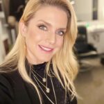 Jeanette Biedermann Instagram - An alle Mamas da draußen, ihr seid Krankenschwestern, beste Freundinnen, Lehrerinnen, Versorgende, Lebensschenkerinnen, Tränentrocknerinnen, immer da, aufopfernd und voller Liebe. #❤️ Ihr seid 360° rund herum immer für alle da! Eurer Familie, ein Lächeln ins Gesicht zu zaubern, ist das wichtigste für euch. Ich könnte noch tausende Worte, so weitermachen und die schönsten Attribute für euch finden. Aber kurz um ihr seid, Superheldinnen!!! #🦹 Das sollte 365 Tage im Jahr mit Wertschätzung und Liebe überschüttet werden. Und diese geht von ganzem Herzen raus an euch alle! #💝 #🫶 Ganz besonders, natürlich an meine Superheldin! Die mich tagtäglich unterstützt und deren Liebe für mich unendlich ist. #❤️❤️❤️❤️❤️❤️ Egal, wie alt ich werde, ich bin immer dein Kind und du immer meine über alles geliebte Mama. #😘 #🦸🏼‍♀️ #jeanettebiedermann #mama #muttertag #☀️