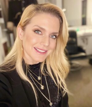 Jeanette Biedermann Instagram - An alle Mamas da draußen, ihr seid Krankenschwestern, beste Freundinnen, Lehrerinnen, Versorgende, Lebensschenkerinnen, Tränentrocknerinnen, immer da, aufopfernd und voller Liebe. #❤️ Ihr seid 360° rund herum immer für alle da! Eurer Familie, ein Lächeln ins Gesicht zu zaubern, ist das wichtigste für euch. Ich könnte noch tausende Worte, so weitermachen und die schönsten Attribute für euch finden. Aber kurz um ihr seid, Superheldinnen!!! #🦹 Das sollte 365 Tage im Jahr mit Wertschätzung und Liebe überschüttet werden. Und diese geht von ganzem Herzen raus an euch alle! #💝 #🫶 

Ganz besonders, natürlich an meine Superheldin! Die mich tagtäglich unterstützt und deren Liebe für mich unendlich ist. #❤️❤️❤️❤️❤️❤️ Egal, wie alt ich werde, ich bin immer dein Kind und du immer meine über alles geliebte Mama. #😘 #🦸🏼‍♀️ 

#jeanettebiedermann #mama #muttertag #☀️