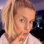 Jeanette Biedermann Instagram - Was geht ab bei euch? Samstagabend! Ich hab meine schlaue Brille auf #🤓 . Bei mir gibt es heute Filmabend und damit alles in HD ist, die schlaue Brille! #😂 Also ist es weniger eine schlaue Brille, sondern eine sinnvolle Brille! Popcorn ist gepoppt! #🍿 Ich springe heute in die Siebzigerjahre filmisch! Es beginnt mit Rocky 1! Dieser Film hat mir immer schon Power gegeben, es von 0 auf 100 zu schaffen! Adriannnnnnnnnnnnnnnnnnnn! #😱 #😅 Was macht ihr? Schönen Samstagabend euch allen!! #😍 #jeanettebiedermann #movienight #filmabend #popcorn #samstagabend #🤩