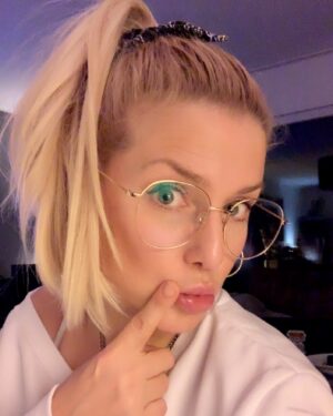 Jeanette Biedermann Instagram - Was geht ab bei euch? Samstagabend! Ich hab meine schlaue Brille auf #🤓 . Bei mir gibt es heute Filmabend und damit alles in HD ist, die schlaue Brille! #😂 Also ist es weniger eine schlaue Brille, sondern eine sinnvolle Brille! Popcorn ist gepoppt! #🍿 Ich springe heute in die Siebzigerjahre filmisch! Es beginnt mit Rocky 1! Dieser Film hat mir immer schon Power gegeben, es von 0 auf 100 zu schaffen! Adriannnnnnnnnnnnnnnnnnnn! #😱 #😅 

Was macht ihr? Schönen Samstagabend euch allen!! #😍 

#jeanettebiedermann #movienight #filmabend #popcorn #samstagabend #🤩