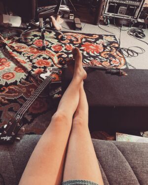 Jeanette Biedermann Instagram - Zurück im Studio! #🎶 #❤️ Wir sind fleißig und nehmen gerade schöne, neue Musik für euch auf. Was würdet ihr euch wünschen? Welche Themen würdet ihr gerne mal hören in einem Lied? Was bewegt euch gerade? Bin mal gespannt, ob sich das damit deckt, was wir gerade machen. #😅 

#jeanettebiedermann #neuemusik #musik #lieder #neuelieder #wasbewegtdich #wasbewegteuch #❓ #❤️‍🔥 #backhome