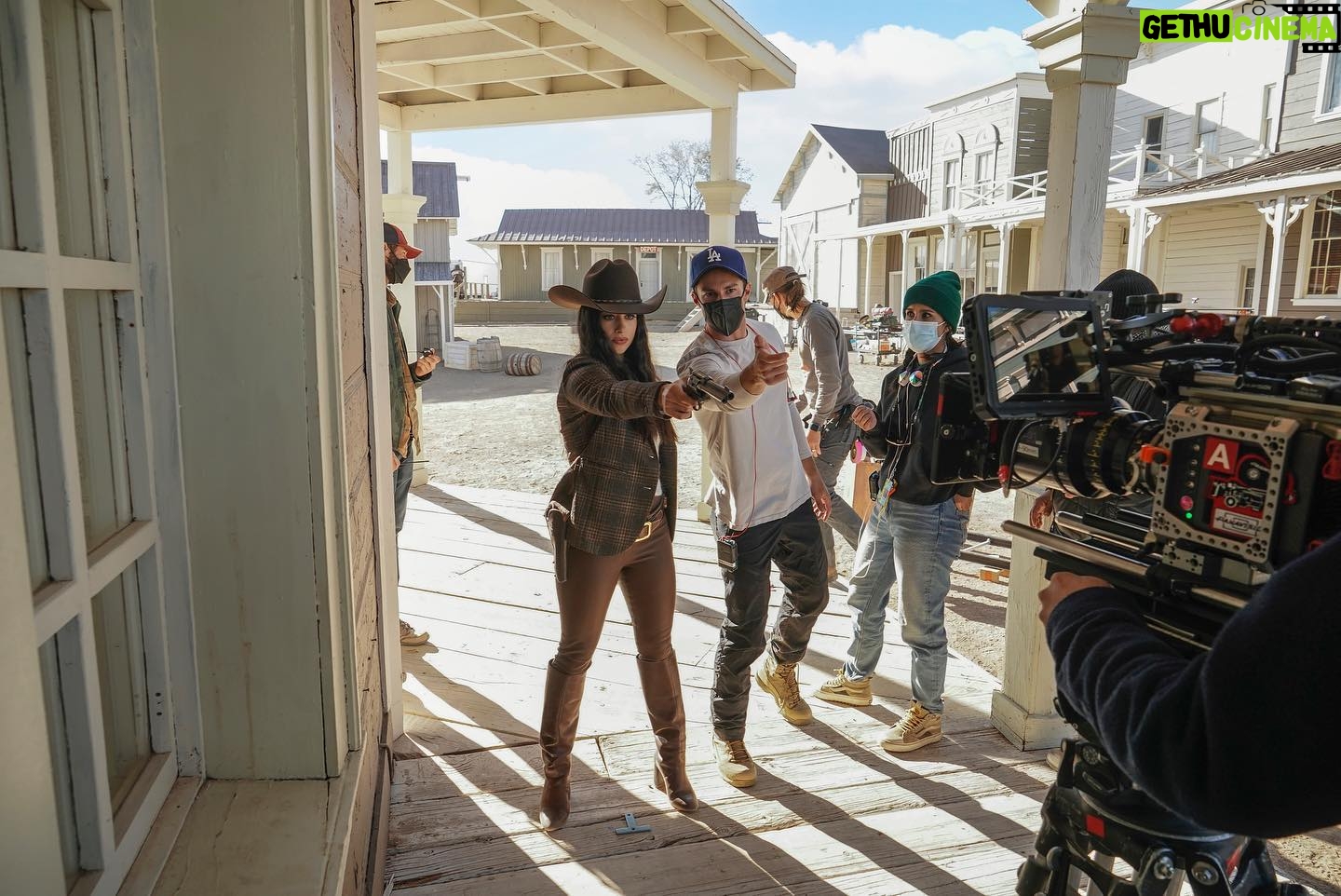 Jeanine Mason Instagram - A very cowboys & aliens episode of @cwroswellnm tonight. Directed by my friend @michaeltrevino. Written by @leahlongoria & @onaleehunter. Enjoy!