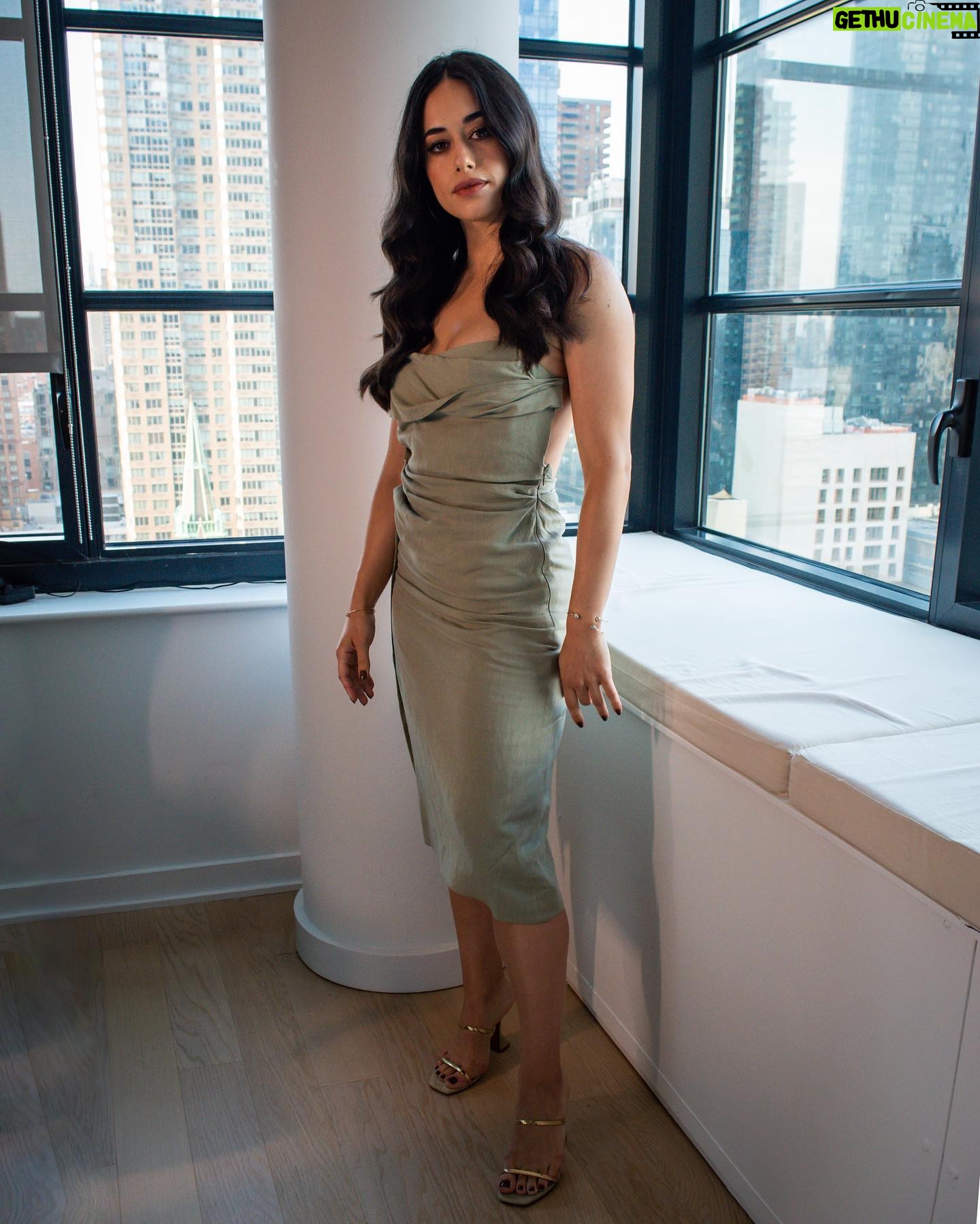 Jeanine Mason - 17.6K Likes - #RoswellNM Comic-Con @ Home! Join our alien fam for the @cwroswellnm panel at 3:00pm PT today. Kills me not to be seeing you all in person, some day soon š
Makeup: @carolinadali
Hair: @marcmena
Stylist: @sandyphanstyle
Dress: @jacquemus
Shoes: @aminamuaddi