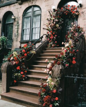 Jeanine Mason Instagram - Grey’s Anatomy actress @itsjeaninemason and her husband, Nicholas, had one main objective for their New York City wedding: “How do we use this celebration to hire as many artists as possible?” 

From Brooklyn-based artist @mokshini creating custom illustrations to their neighbor, a Broadway violinist, performing during the ceremony, New Yorkers’ inherent creativity made their mission come to life effortlessly. 

See all the details of their stoop wedding (the same place he proposed) and restaurant reception at the link in bio. 🌆❤️

📷: @johndolanphotog
📋: @orangeandrose
💐: @tincanstudios
👗: @naeemkhanbride
📍: @monkeybar_ny