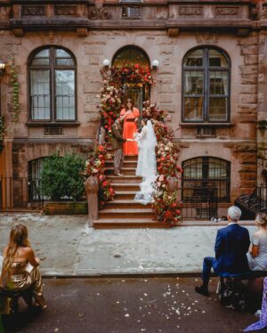 Jeanine Mason Instagram - Grey’s Anatomy actress @itsjeaninemason and her husband, Nicholas, had one main objective for their New York City wedding: “How do we use this celebration to hire as many artists as possible?” 

From Brooklyn-based artist @mokshini creating custom illustrations to their neighbor, a Broadway violinist, performing during the ceremony, New Yorkers’ inherent creativity made their mission come to life effortlessly. 

See all the details of their stoop wedding (the same place he proposed) and restaurant reception at the link in bio. 🌆❤️

📷: @johndolanphotog
📋: @orangeandrose
💐: @tincanstudios
👗: @naeemkhanbride
📍: @monkeybar_ny