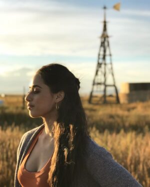 Jeanine Mason Instagram - It’s #GivingTuesday, and #RoswellNM is teaming up again this year with @girlsincofsantafe! I hope you join us in crossing off their wishlist! From a book to a STEM kit, it’s all appreciated. New Mexico has given us so much, can’t think of a better way of saying thanks than supporting its strong, bold, & smart girls. 

•Wishlist link in the bio ❤️ More on @girlsincofsantafe :
Girls Inc advocates on behalf of girls and helps teach girls how to be strong, bold, and smart. The combination of long-lasting mentoring relationships, a pro-girl environment, and research-based programming equips girls to navigate gender, economic, and social barriers, and grow up healthy, educated, and independent. To learn more about Girls Inc, please visit https://girlsincofsantafe.org/. #GirlsInc•