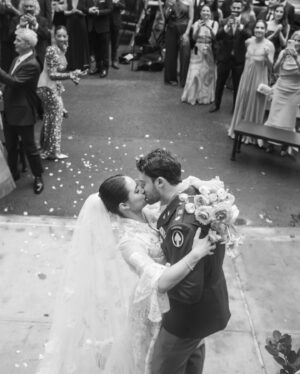 Jeanine Mason Instagram - Grey’s Anatomy actress @itsjeaninemason and her husband, Nicholas, had one main objective for their New York City wedding: “How do we use this celebration to hire as many artists as possible?” 

From Brooklyn-based artist @mokshini creating custom illustrations to their neighbor, a Broadway violinist, performing during the ceremony, New Yorkers’ inherent creativity made their mission come to life effortlessly. 

See all the details of their stoop wedding (the same place he proposed) and restaurant reception at the link in bio. 🌆❤️

📷: @johndolanphotog
📋: @orangeandrose
💐: @tincanstudios
👗: @naeemkhanbride
📍: @monkeybar_ny