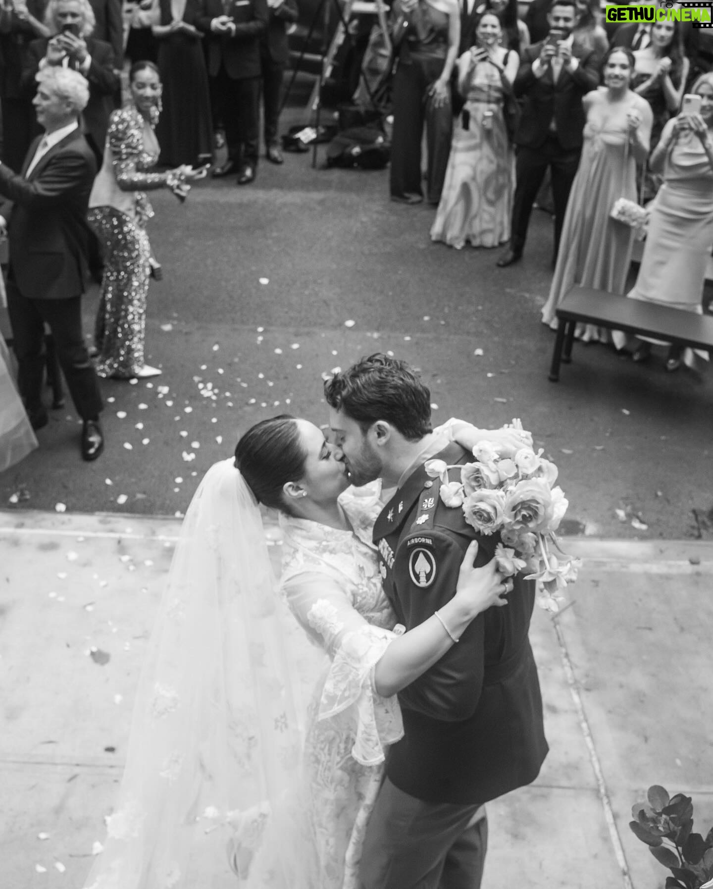 Jeanine Mason - 22.5K Likes - Greyās Anatomy actress @itsjeaninemason and her husband, Nicholas, had one main objective for their New York City wedding: āHow do we use this celebration to hire as many artists as possible?ā
From Brooklyn-based artist @mokshini creating custom illustrations to their neighbor, a Broadway violinist, performing during the ceremony, New Yorkersā inherent creativity made their mission come to life effortlessly.
See all the details of their stoop wedding (the same place he proposed) and restaurant reception at the link in bio. šā¤ļø
š·: @johndolanphotog
š: @orangeandrose
š: @tincanstudios
š: @naeemkhanbride
š: @monkeybar_ny