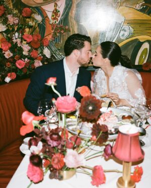 Jeanine Mason Instagram - Grey’s Anatomy actress @itsjeaninemason and her husband, Nicholas, had one main objective for their New York City wedding: “How do we use this celebration to hire as many artists as possible?” 

From Brooklyn-based artist @mokshini creating custom illustrations to their neighbor, a Broadway violinist, performing during the ceremony, New Yorkers’ inherent creativity made their mission come to life effortlessly. 

See all the details of their stoop wedding (the same place he proposed) and restaurant reception at the link in bio. 🌆❤️

📷: @johndolanphotog
📋: @orangeandrose
💐: @tincanstudios
👗: @naeemkhanbride
📍: @monkeybar_ny