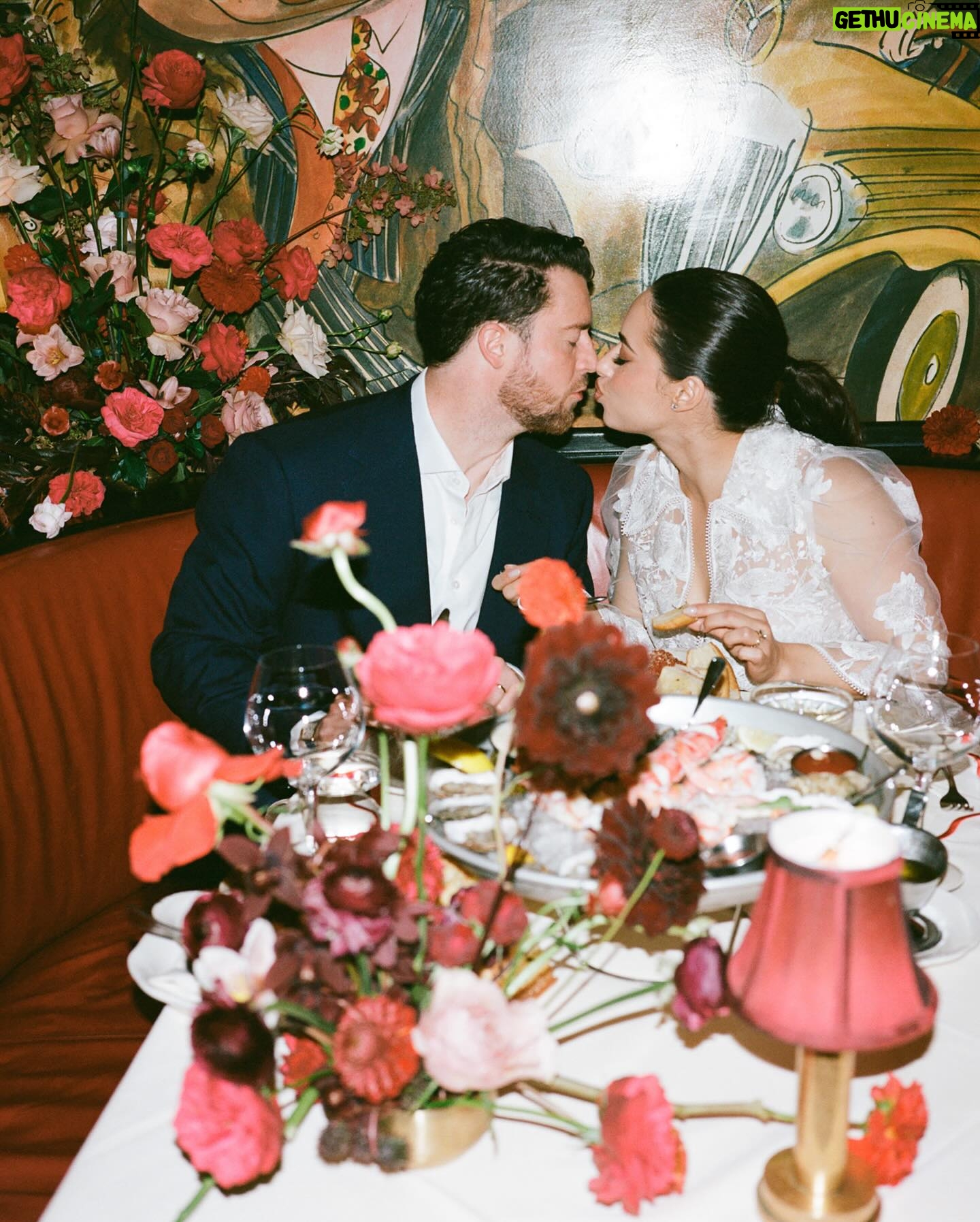 Jeanine Mason - 22.5K Likes - Greyās Anatomy actress @itsjeaninemason and her husband, Nicholas, had one main objective for their New York City wedding: āHow do we use this celebration to hire as many artists as possible?ā
From Brooklyn-based artist @mokshini creating custom illustrations to their neighbor, a Broadway violinist, performing during the ceremony, New Yorkersā inherent creativity made their mission come to life effortlessly.
See all the details of their stoop wedding (the same place he proposed) and restaurant reception at the link in bio. šā¤ļø
š·: @johndolanphotog
š: @orangeandrose
š: @tincanstudios
š: @naeemkhanbride
š: @monkeybar_ny