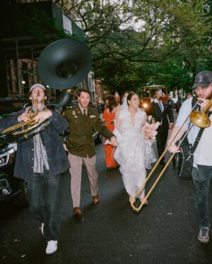 Jeanine Mason Instagram - Grey’s Anatomy actress @itsjeaninemason and her husband, Nicholas, had one main objective for their New York City wedding: “How do we use this celebration to hire as many artists as possible?” 

From Brooklyn-based artist @mokshini creating custom illustrations to their neighbor, a Broadway violinist, performing during the ceremony, New Yorkers’ inherent creativity made their mission come to life effortlessly. 

See all the details of their stoop wedding (the same place he proposed) and restaurant reception at the link in bio. 🌆❤️

📷: @johndolanphotog
📋: @orangeandrose
💐: @tincanstudios
👗: @naeemkhanbride
📍: @monkeybar_ny