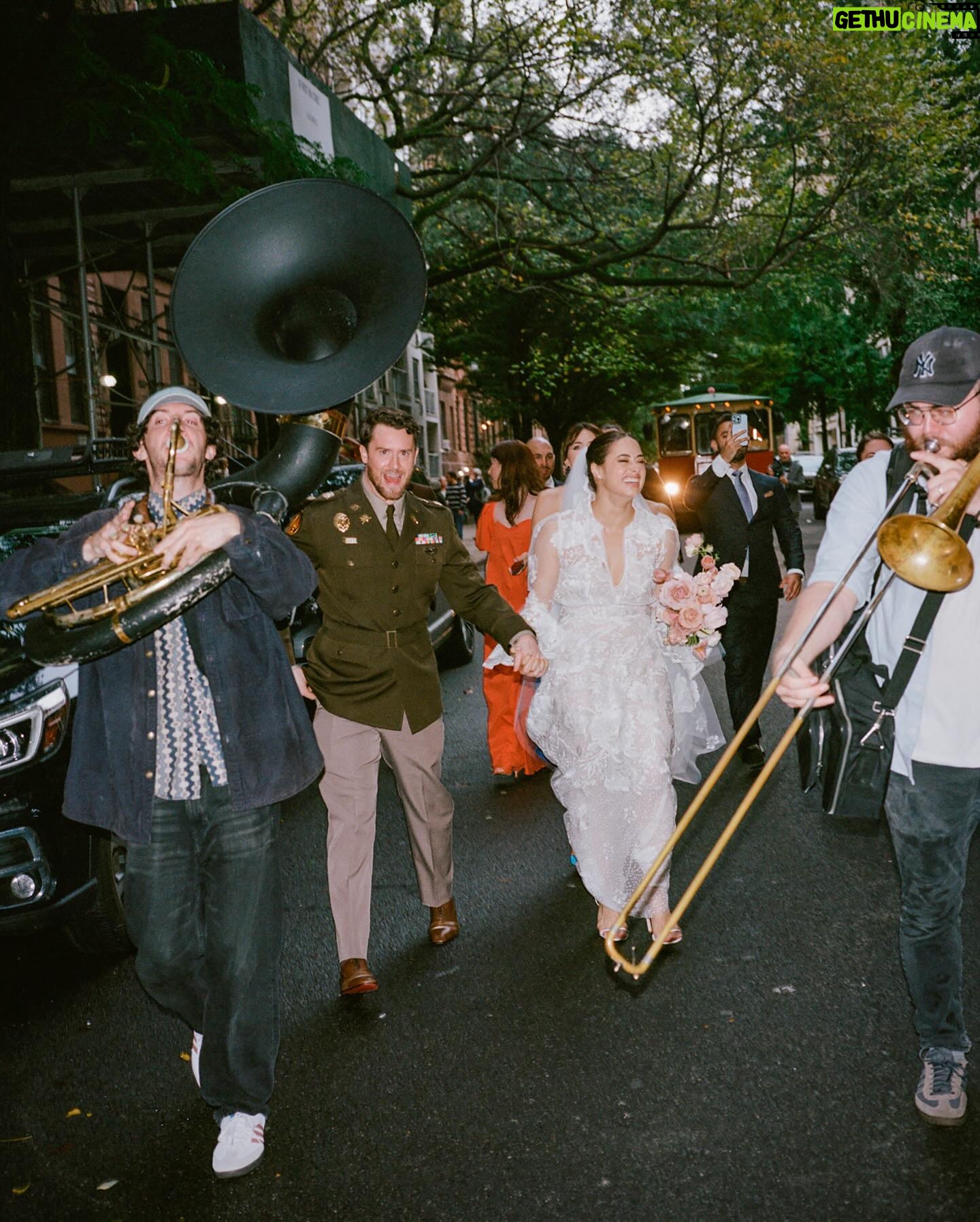 Jeanine Mason - 22.5K Likes - Greyās Anatomy actress @itsjeaninemason and her husband, Nicholas, had one main objective for their New York City wedding: āHow do we use this celebration to hire as many artists as possible?ā
From Brooklyn-based artist @mokshini creating custom illustrations to their neighbor, a Broadway violinist, performing during the ceremony, New Yorkersā inherent creativity made their mission come to life effortlessly.
See all the details of their stoop wedding (the same place he proposed) and restaurant reception at the link in bio. šā¤ļø
š·: @johndolanphotog
š: @orangeandrose
š: @tincanstudios
š: @naeemkhanbride
š: @monkeybar_ny