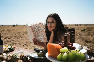 Jeanine Mason Instagram - I was completely lost in the magic women of @allendeisabel’s ‘The House of the Spirits”. No one does magic women like #IsabelAllende. Grateful for all it gave me in this final stretch of Season 3. #J9sbookclub #ReadswellNM

Enjoy a new episode of @cwroswellnm TONIGHT at 8/7c on @thecw. 

Little taste: He did not know that she had seen her own destiny, that she had summoned him with the power of her thought, and that she had already made up her mind to marry without love. ✨