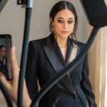 Jeanine Mason Instagram - Team making my virtual press dreams come true. #RoswellNM #SeasonTHREE Makeup: @carolinadali Hair: @seijinyc Stylist: @the_jorgemorales Dress: @versace Shoes: @manoloblahnik Jewelry: @_jennybird