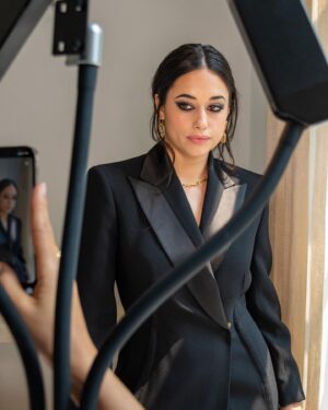 Jeanine Mason Instagram - Team making my virtual press dreams come true. #RoswellNM #SeasonTHREE 

Makeup: @carolinadali 
Hair: @seijinyc 
Stylist: @the_jorgemorales 
Dress: @versace 
Shoes: @manoloblahnik 
Jewelry: @_jennybird