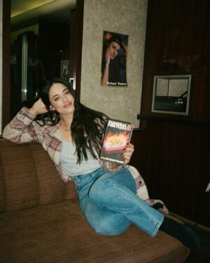 Jeanine Mason Instagram - One last go! The final season of @cwroswellnm premieres tonight on @thecw at 8pm. I am so proud of what this crew has in store for you. The proudest. Send them some love in the comments below! 

Bookclub’s back. Sharing the Latina voices that helped build Liz Ortecho for Season 4. The women & words that danced in my head all season long. First up, “Funeral for Flaca” by @emillygprado. A must read. Get this booook. #J9sbookclub #ReadswellNM #FuneralForFlaca