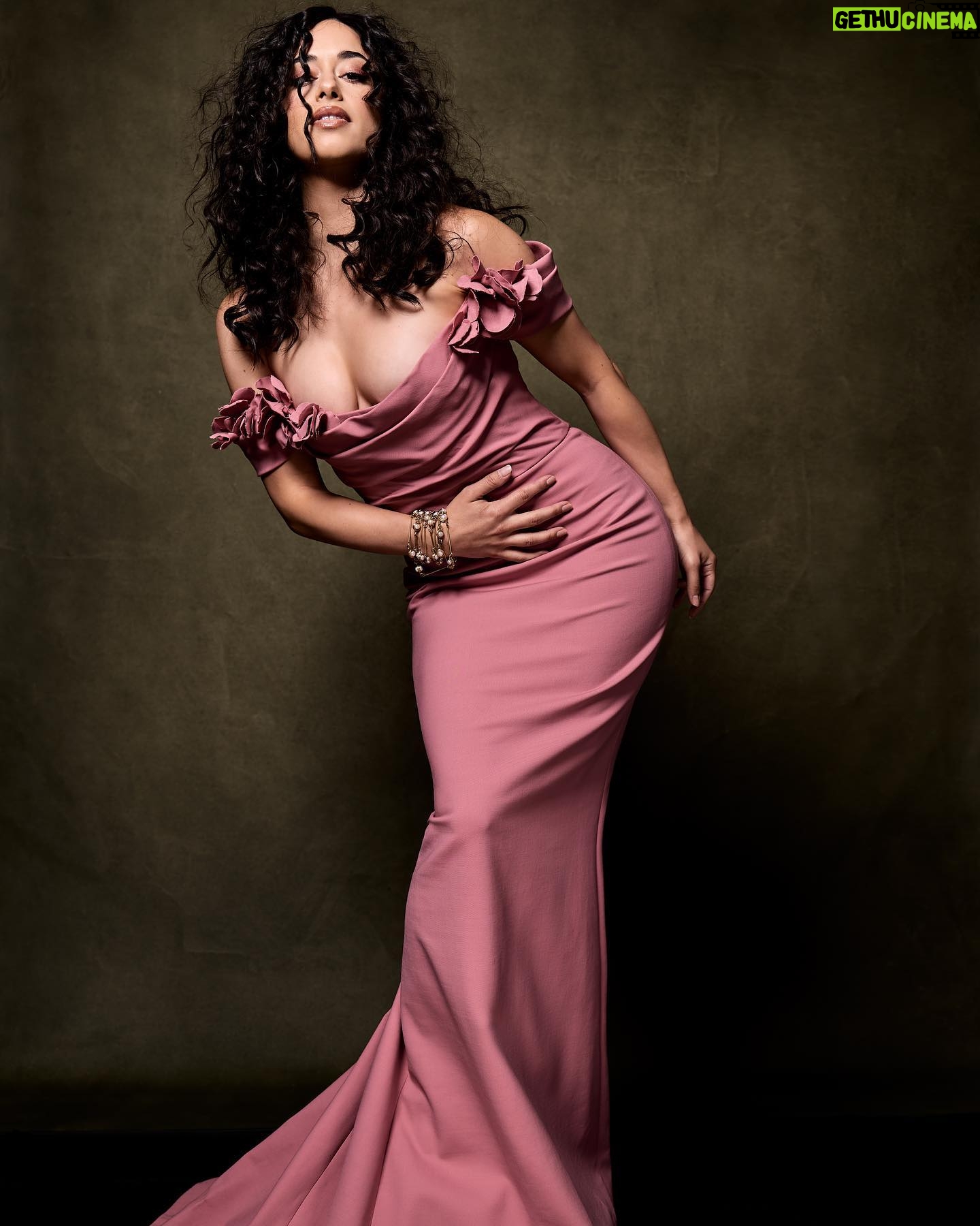 Jeanine Mason - 17.6K Likes - Last of @muze.magazine. #muzethemagazine
Photographer: @francishillsphotography
Hair: @marcmena
Makeup: @killahcamz
Stylist: @the_jorgemorales
PR: @imprintpr