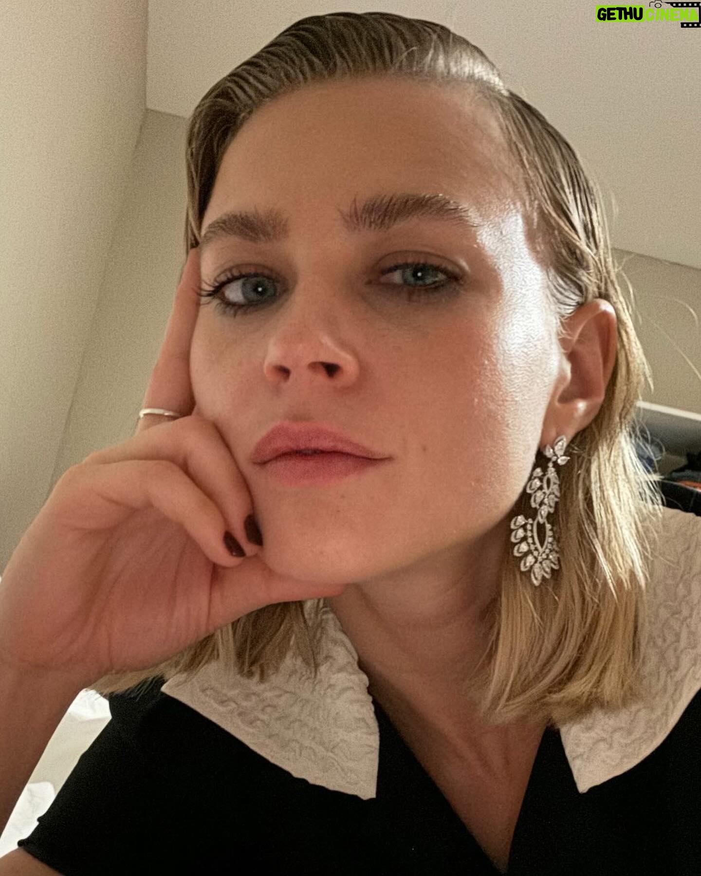 Jeanne Goursaud Instagram - @miumiu @studiobabelsberg @goldenglobes @berlinale @sarahstorch_official @vivienberenicemua @alexhuber_creative @martensgarten @agenturabovetheline @messika @loewscommunications