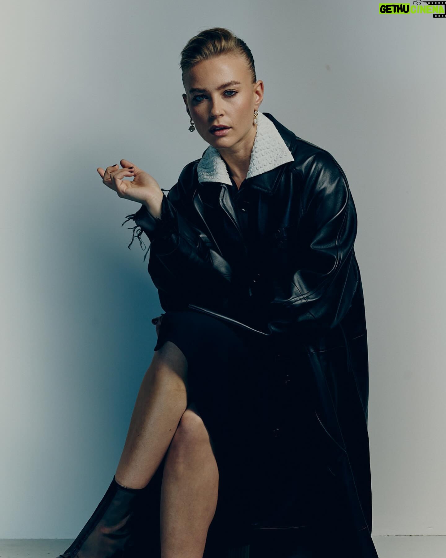 Jeanne Goursaud Instagram - @berlinale photo by @studio.maximilian.koenig hair and make up @vivienberenicemua in @miumiu @loewscommunications styling by @alexhuber_creative @martensgarten special thanks to @peribaumeister and @sarahstorch_official ๐น๐น๐น @theoschnuerer