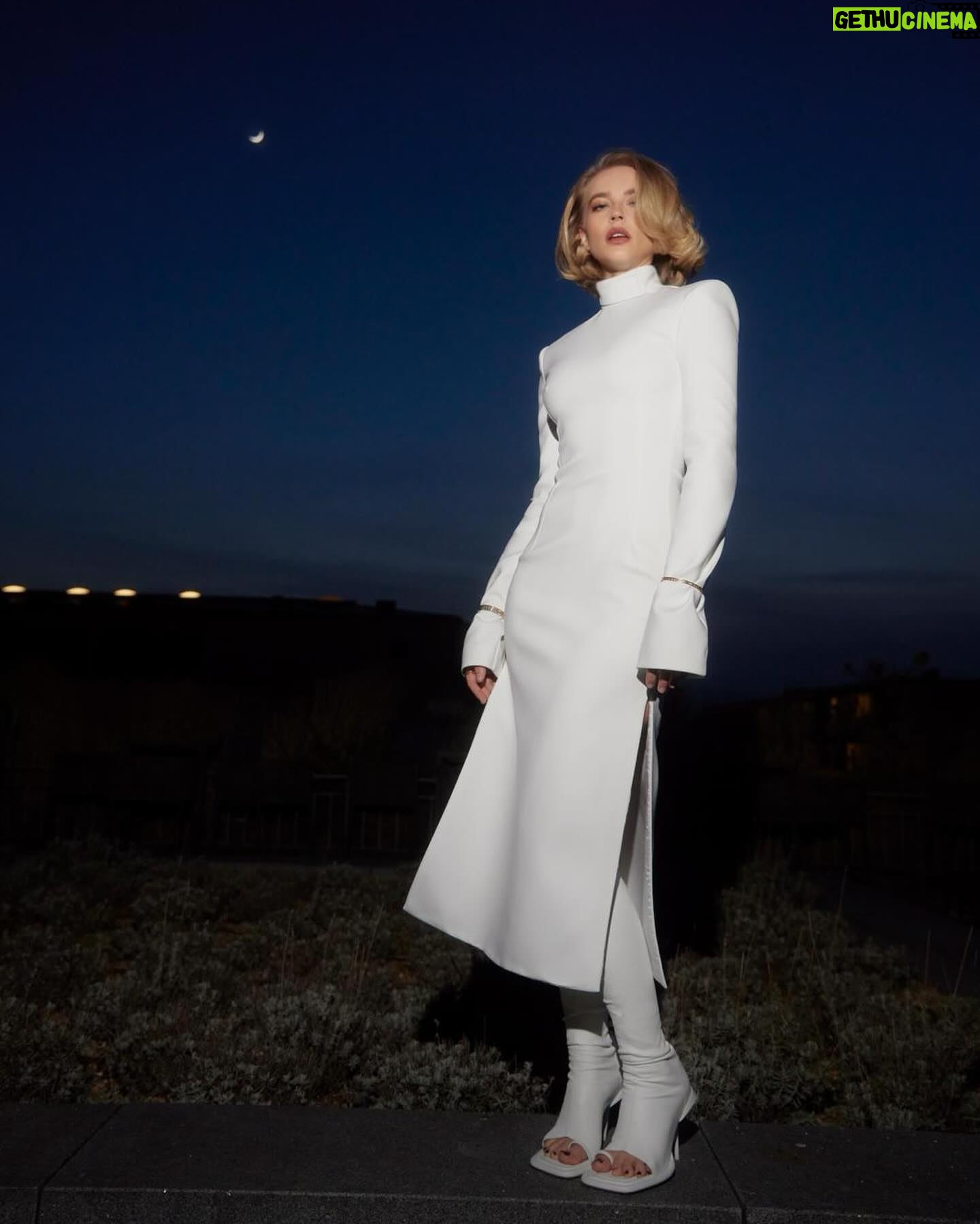 Jeanne Goursaud Instagram - NETFLIX CONTENT SHOW Fotos Robin Kater Styling Luisa Probst @sportmax @bulgari Beauty Philipp Verheyen Beauty Assistant Till Zettl Prod Martensgarten