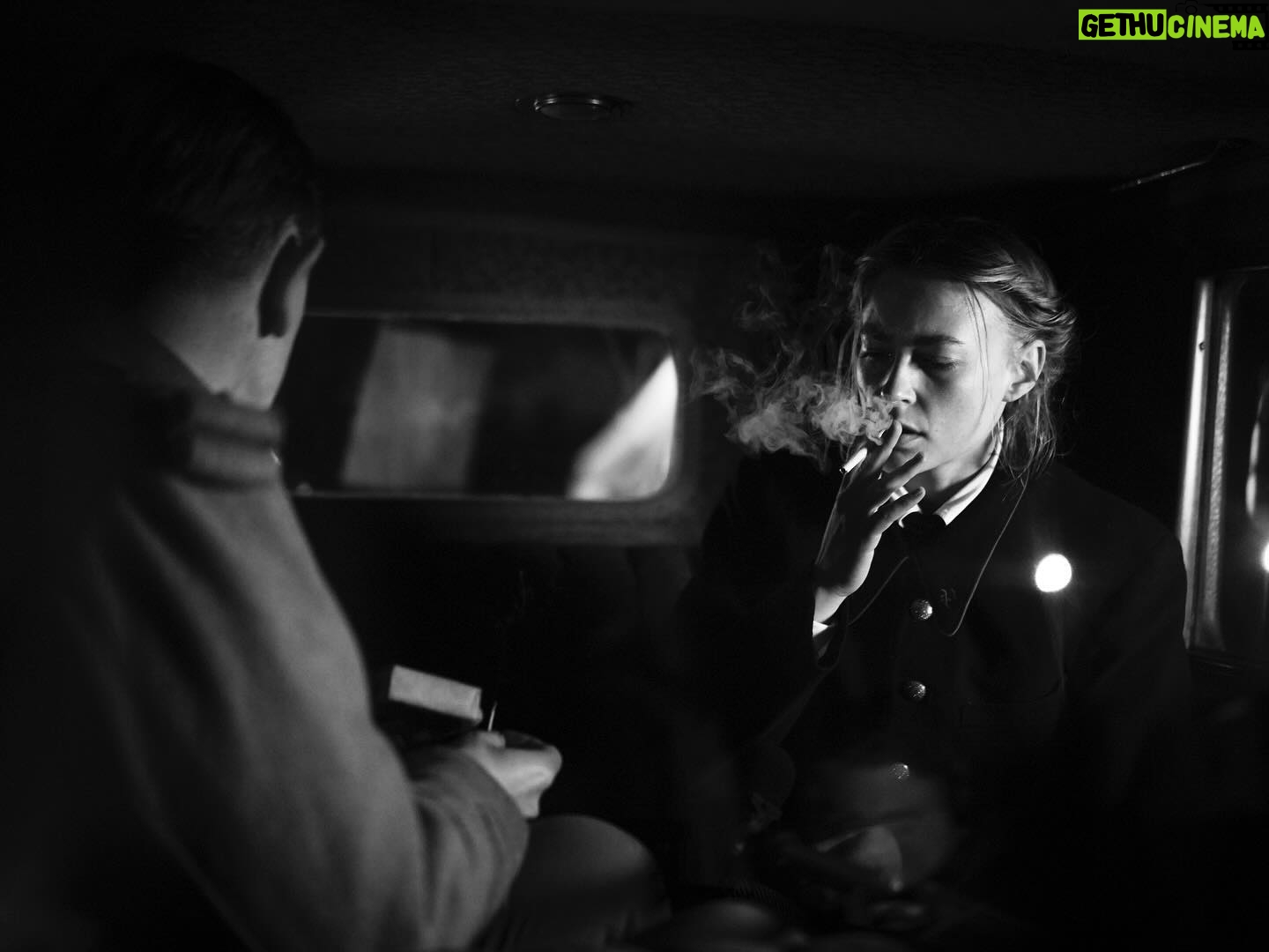 Jeanne Goursaud Instagram - LA LIGNE DE VIE de @hugobeckerofficiel film en noir et blanc. Photos @baptiste_langinier