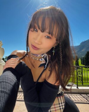 Jeannie Elise Mai Instagram - Colorado is so gorgeous rn ⛰️🎃🍂🌳🍁 oh life update! I am suffering from nerve damage & lost use of my left arm for now but life is still beautiful 💖 she’s also bringing back the neck scarf hehe 🙂