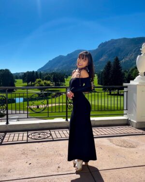 Jeannie Elise Mai Instagram - Colorado is so gorgeous rn ⛰️🎃🍂🌳🍁 oh life update! I am suffering from nerve damage & lost use of my left arm for now but life is still beautiful 💖 she’s also bringing back the neck scarf hehe 🙂