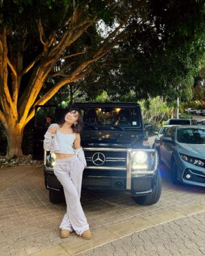Jeannie Elise Mai Instagram - That’s a wrap on my dream role 🥹🎬 it me, Baby 💟 g-wagon drivin, pill poppin Malibu baddie💋

(ﾉ◕ヮ◕)ﾉ*:･ﾟ✧
Directed by @sammcoppola 
DP @idanmenin 
Hair & make up @nattylanz_makeup 
Costume designer @rachellemoser