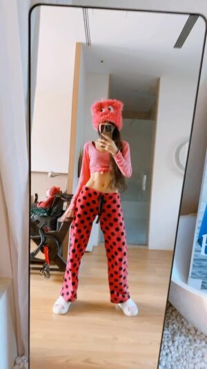 Jeannie Hsieh Instagram - 來吧！從現在開始 放下你手上的炸雞 一起搖起來🩷