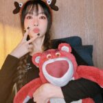 Jeannie Hsieh Instagram - 有補有差yeah! 看我是不是有肉一點點😆🩷🩷🩷 #立冬 有沒有補補呀 #熊抱哥 最近拍照都有他
