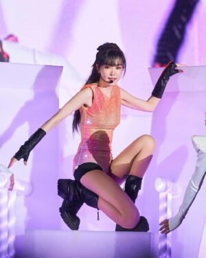 Jeannie Hsieh Instagram - 2023的最後一天，姐拼盡了全力，為了承諾要把跨年的氣氛找回來，為了想要滿足姐寶點歌、還把月彎彎給Remix………..不管歌曲、舞蹈、道具、服裝、視覺效果，都是滿滿的誠意，我自己都不敢想成本到底多令人心慌😂😂😂這樣的節目在跨年舞台…………🫣到底還有誰會跟我一樣瘋！
#我真是個瘋子
#看一次少一次
#下次沒道具沒舞者也別太訝異
#唱歌給想聽的人聽是種幸福
#有唱到你點的歌舉手✋
#月彎彎Remix跨年限定