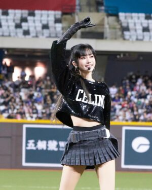 Jeannie Hsieh Instagram - 我會永遠記得這一刻！
能成為站上台北大巨蛋開唱的第一人，
是無與倫比的榮耀與驕傲！
大家期待了32年的台北大巨蛋，
居然讓謝金燕擁有了這個大頭彩。
結束今日行程回到家中，
還是無法停止內心興奮的心情，
能與台北大巨蛋共享榮耀 共創歷史 ，
姐姐真的是太太太幸運了❤️

#台北大巨蛋
#亞洲棒球錦標賽
#jeanniehsieh 
#20231203