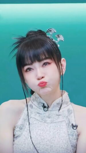 Jeannie Hsieh Instagram - 勇敢踏出舒適圈 
是為了創造更大的舒適圈
我們一起衝吧！
一起當個勇敢的人❤️

乘風2024二公舞台碎片
#謝金燕 #青花瓷