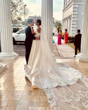 Jearnest Corchado Instagram - Puedo ser oficialmente una wedding crasher?? AMOOOO las bodas!!! La ultima foto es mi favorita 😍 
Muchas felicidades a los hermosos novios!!! @jmicheo y @ndelmazo 💍👰‍♀️🤵‍♂️💖

Makeup by @dannimiamipower 💄