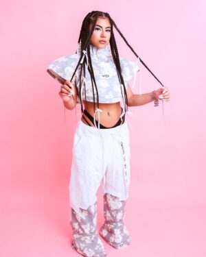 Jearnest Corchado Instagram - No hay nadie como tú, esa es tu magia! 🌟
Fotógrafa: @kiquitadiaz 
Diseñador: @nosystudioog 
Maquillista: @_nikoledenisse 
Trenzas: @maurielms