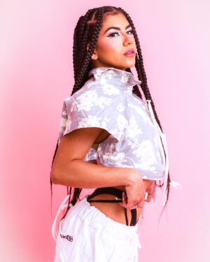 Jearnest Corchado Instagram - No hay nadie como tú, esa es tu magia! 🌟
Fotógrafa: @kiquitadiaz 
Diseñador: @nosystudioog 
Maquillista: @_nikoledenisse 
Trenzas: @maurielms