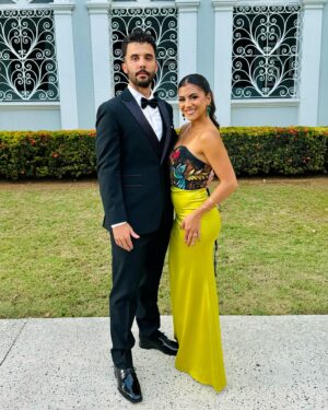 Jearnest Corchado Instagram - Puedo ser oficialmente una wedding crasher?? AMOOOO las bodas!!! La ultima foto es mi favorita 😍 
Muchas felicidades a los hermosos novios!!! @jmicheo y @ndelmazo 💍👰‍♀️🤵‍♂️💖

Makeup by @dannimiamipower 💄