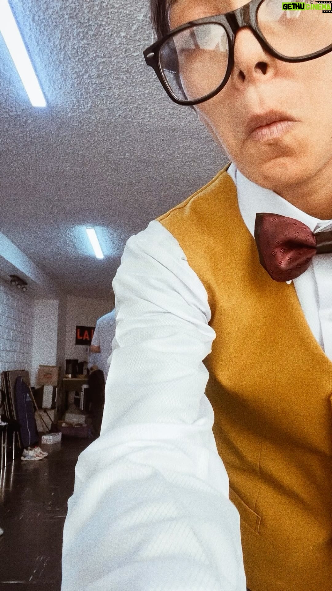 Jely Reategui Instagram - Don Aquiles Bombet. Compadre de Un Señor, seguramente. Dueño del Hotel “El Viejo Roble”, que todavía no ha terminado de pagar, y que con su esfuerzo y el de su sobrino Renatito sacarán adelante, con optimismo y dulzura. “Qué tendrá en su maletín?” - preguntan las señoras de la terraza, “será su talón?” Pregunta una de ellas, mientras el señor Robles mira al horizonte y extraña a sus hijos. Conoce a Aquiles Bombet en Los Caracoles, de Julio Ramón Ribeyro, dirigida por @manuelgoldp en el @nuevoteatrojulieta a partir del 2 de mayo. Qué emoción 💛 Una producción de @lairaproducciones
