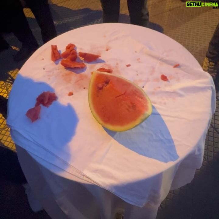 Jely Reategui Instagram - Pastillitas de mayo. Ahora viene Junio Ignesias y la pregunta es: queremos que nos sorprenda? Ojalá que sí y con cosas buenas y sobretodo con un alto al fuego real. PD. El baile del totó es producto del agua con gas y del amor de los amigos.