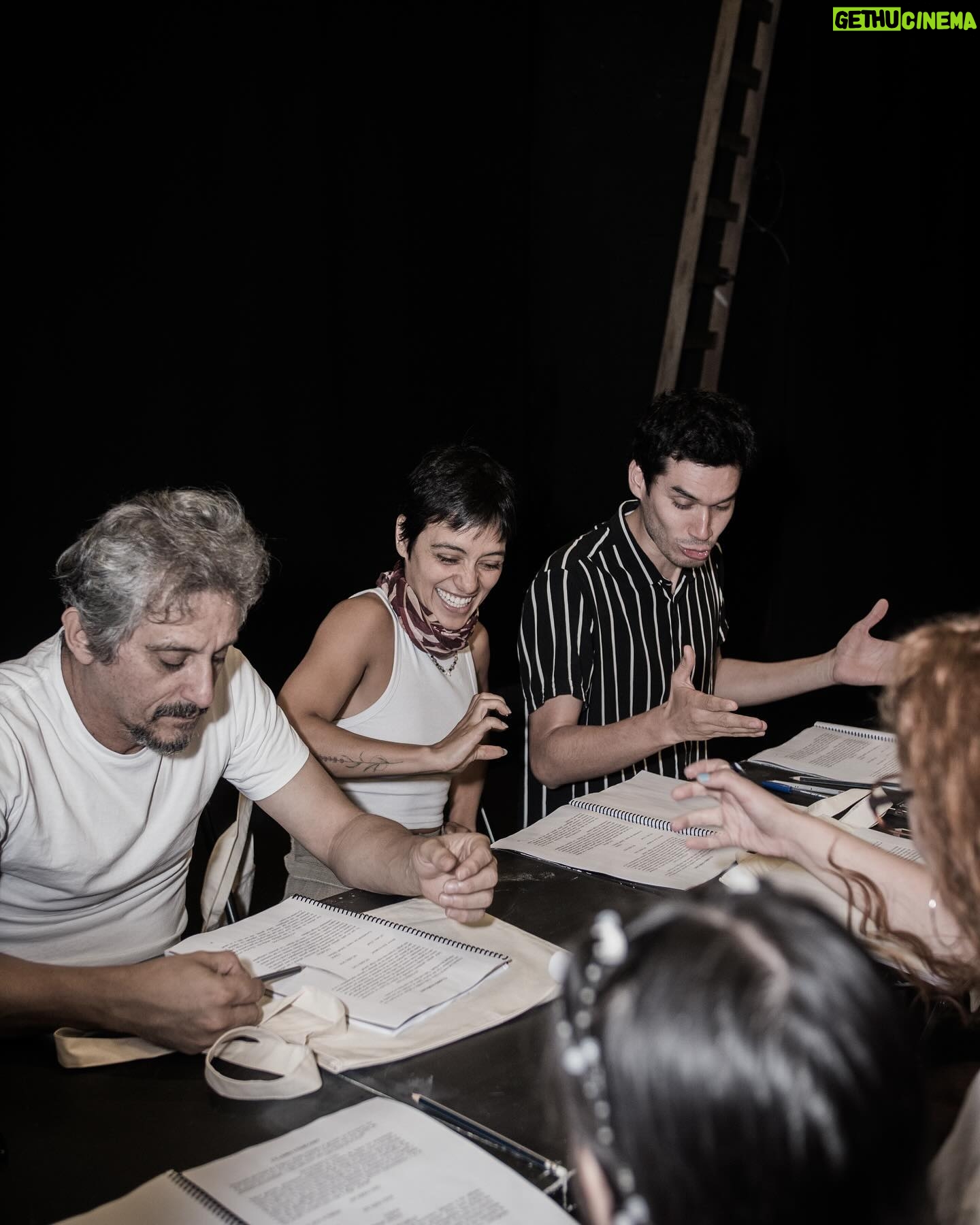 Jely Reategui Instagram - Empezamos los ensayos de #LosCaracoles de Julio Ramón Ribeyro ✨ con un elenco de oro puro que quiero mucho y la dirección de @manuelgoldp en su primera obra como director y en nuestra obra 11 chambeando juntos. Acaso estoy explotando del amor y la emoción? Claro que sí pues oye 🥲♥️ @giselaponcedeleonf @renatorueda_ @miguelizaactor @sebasghirf @claudiapollo @lairaproducciones
