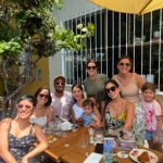 Jely Reategui Instagram – Mi hente latino: 

Gracias de corazón. Por su cariño, por sus mensajes, por la cantidad de veces que me han dicho pug en mi foto anterior (asumiré que soy una perraencalor), por el aguante y la buena onda. 

A mis familigos / amiglia los amo mucho. Gracias por estar, por llamar, venir a casa a darme abrazos deliciosos y regalos sin igual y sentarse en las sillas.

Recibí mis 36 veranos mejorando la casita, con mi dreamteam ❤️‍🔥 con orquesta en vivo del vecino, comiendo mi juanecito de yuca directamente desde Iquitos, gracias a @ikiitu, con una serie de manjares hermosos de @lapanetteriabarranco y mis bebidas fieles de siempre gracias a @sidracalango y @vinosguapos 🩷

El tiramisú de @olivia_y_coque_cucina tendrá su momento especial porque he decidido comerlo en ritual y calma.

Desayuné con mis amigas de toda la vida. No fui al mar como tenía planeado pero conocí a mi sobrina que se llama Mar y eso superó cualquier plan. 

Mi outfit cumpleañero llegó gracias al gentil auspicio de @pulgalatienda y me gustó mucho usarlo para ir a ensayar y a fiestear en mi casa🌸

La pasé muy bonito de verdad. Gracias. 

Agradecimientos especiales a @marianopaz__ y a @l.a.v.a.c.a por su incondicionalidad ♥️

Besitos cachichurris machichurris chichirris.